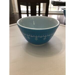 Vintage Pyrex Snowflake Garland Mixing Nesting Bowl Blue & White 1 1/2 Pt 401